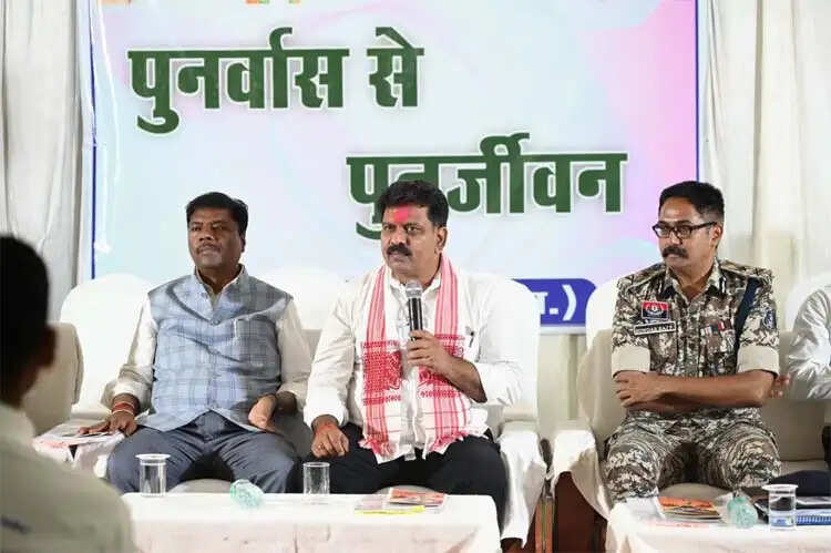 पुनर्वासित युवाओं से मिले उप मुख्यमंत्री विजय शर्मा और वन मंत्री केदार कश्यप