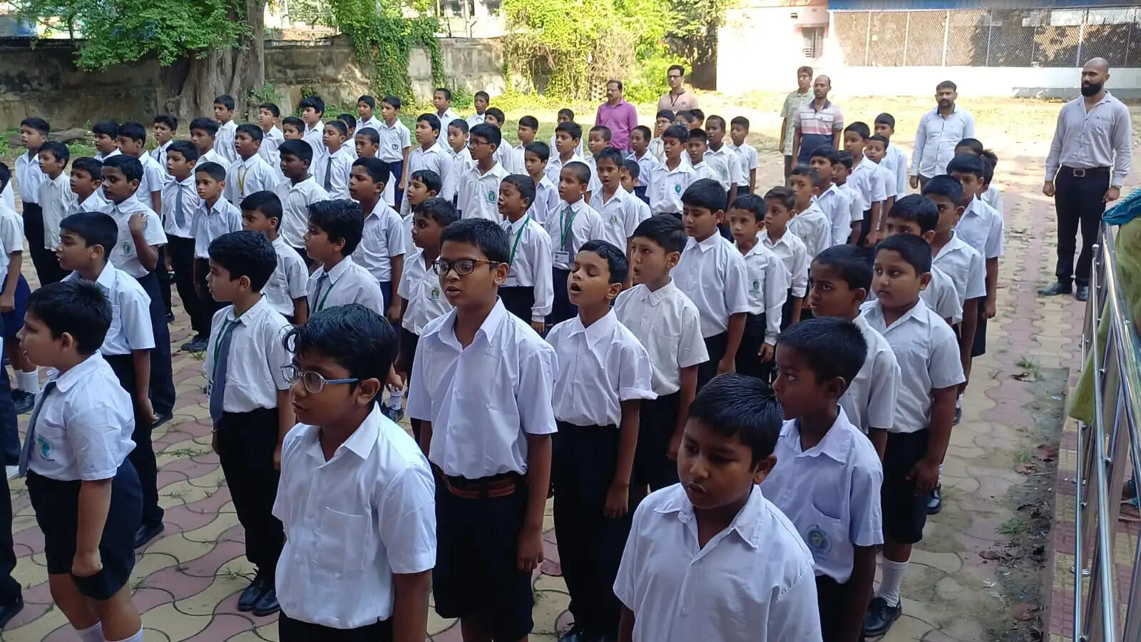 गर्मी की छुट्टियों के बाद खुले स्कूल, प्रार्थना सभा में पहली बार गूंजा ‘वंदे मातरम्’