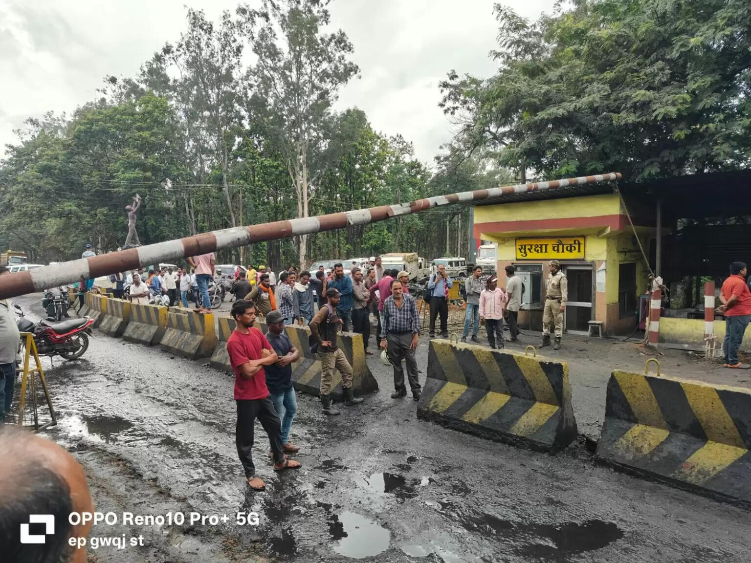 कोरबा : करंट की चपेट में आए ठेका कर्मी की मौत के बाद आक्रोश, ग्रामीणों ने&nbsp;श्रमिक चौक&nbsp;पर किया प्रदर्शन