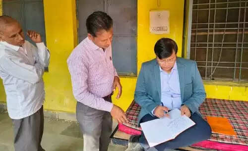 श्योपुरः तीन दिन के भ्रमण में दो दर्जन कर्मचारियों को नोटिस व निलंबन