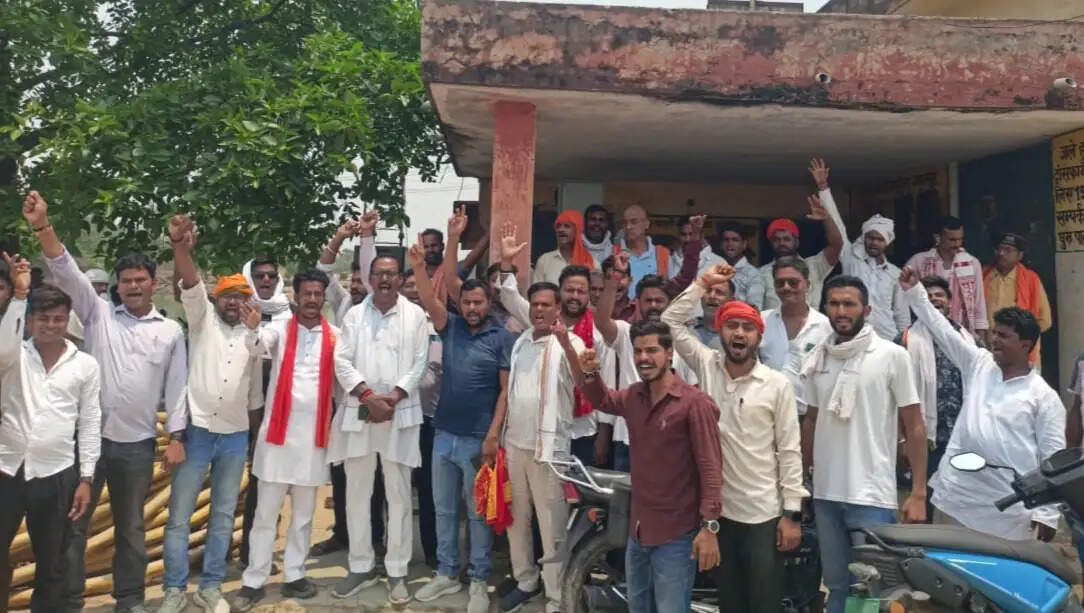 जेई पर अभद्रता का आरोप, दंडित करने की मांग को लेकर पावर हाउस पर भाजपाइयों का प्रदर्शन