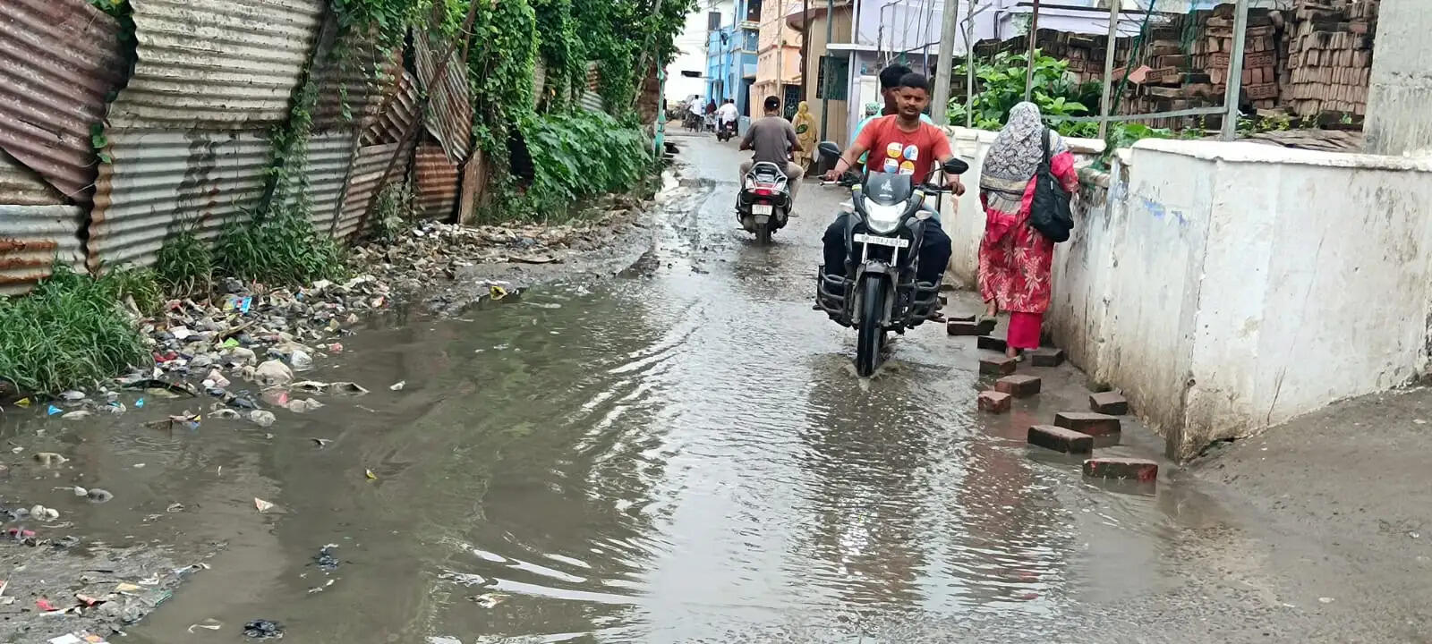 हल्की बारिश में नर्क बना वार्ड 39, लोगों में आक्रोश
