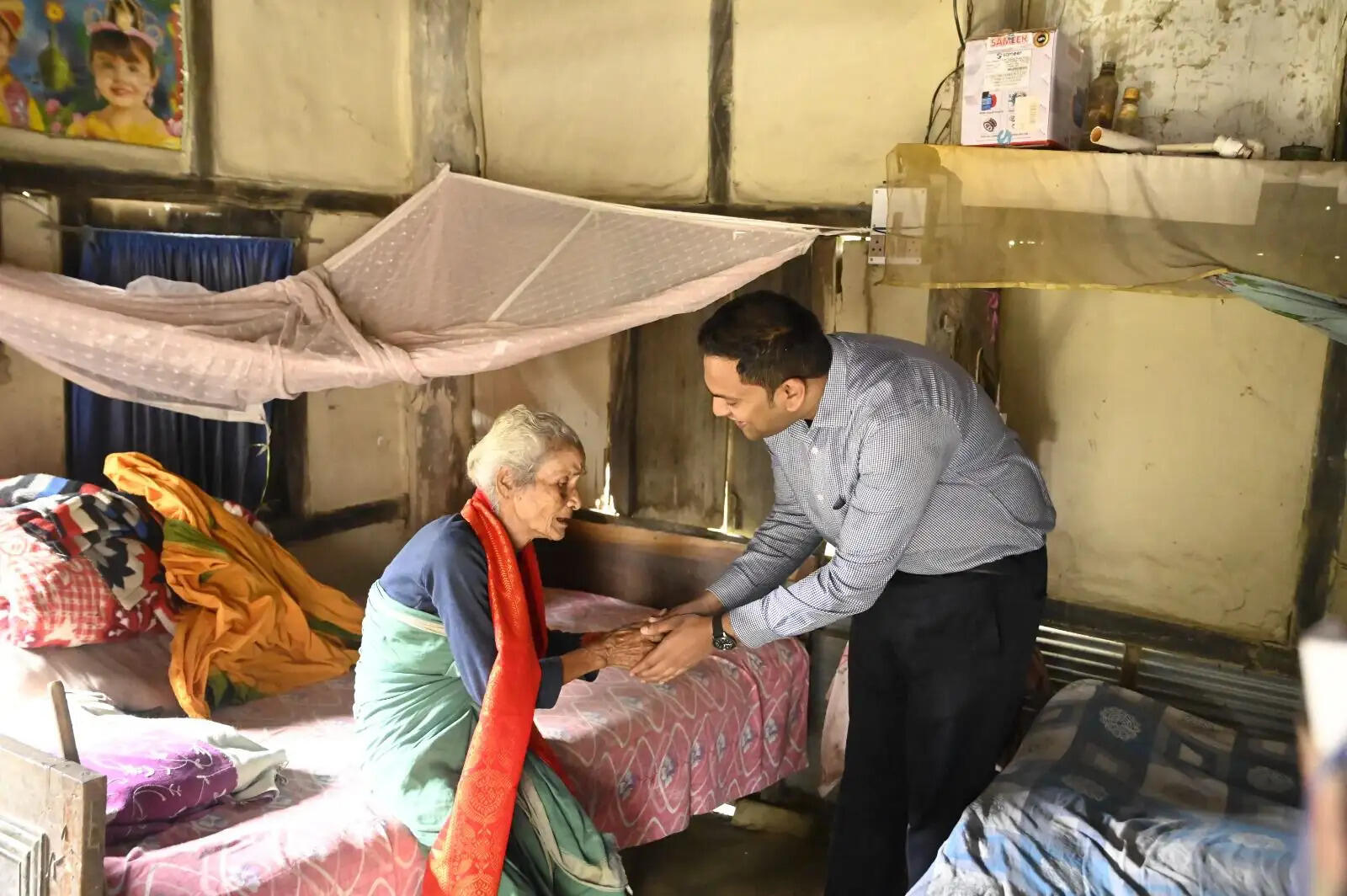 हर द्वार पर लोकतंत्र : कोकराझार में 101 वर्षीय मतदाता सुकाली बर्मन का सम्मान