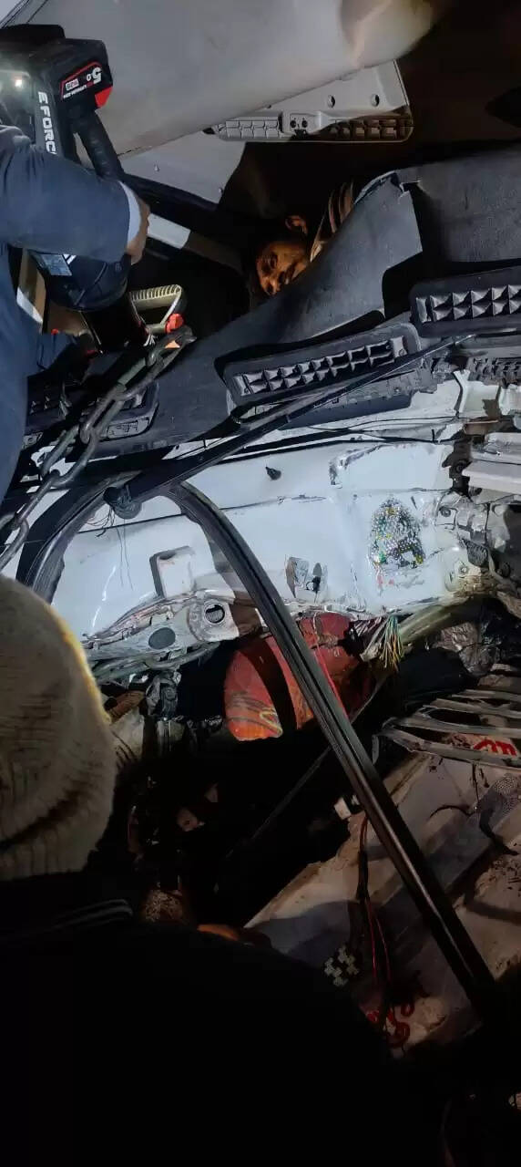 कानपुर में वाहन से टकराया डंपर, तीन घंटे बाद केबिन में फंसे चालक को निकाला गया