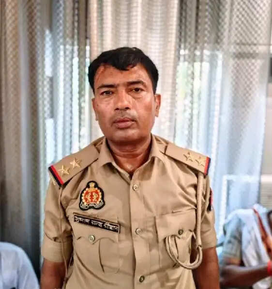 एंटी करप्शन टीम ने पांच हजार की घूस लेते दारोगा काे रंगे हाथ दबाेचा