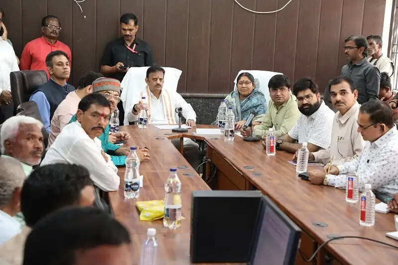 हर बसाहट में पक्की सड़क की सुविधा दें: उप मुख्यमंत्री शुक्ल