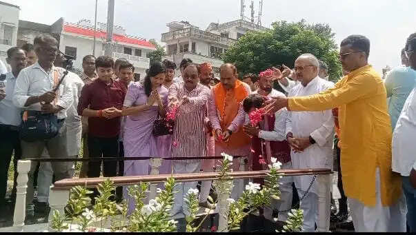 जो अपने दादा की कब्र पर झांकने नहीं आए, वह युवाओं को क्या संदेश देंगे' : सिद्धार्थनाथ सिंह