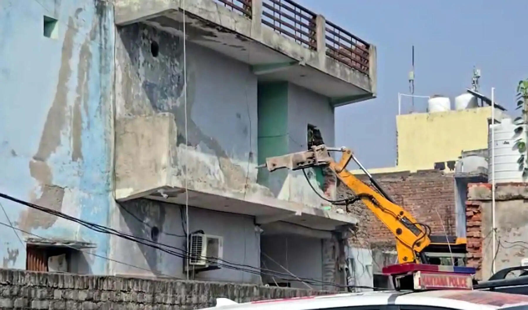 गुरुग्राम: कुख्यात गैंगस्टर कौशल चौधरी के अवैध मकान पर चला बुलडोजर