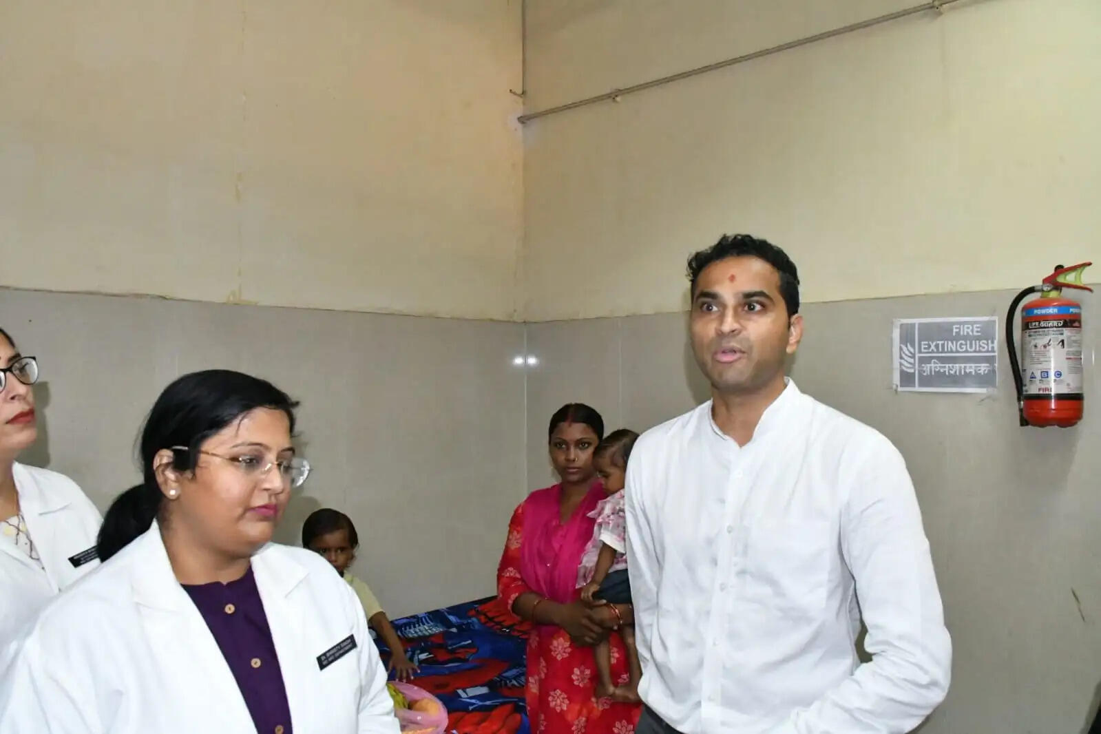 देवरिया: जिलाधिकारी ने कुपोषित बच्चों को बांटी पोषण की पोटली, अभिभावकों को किया जागरूक