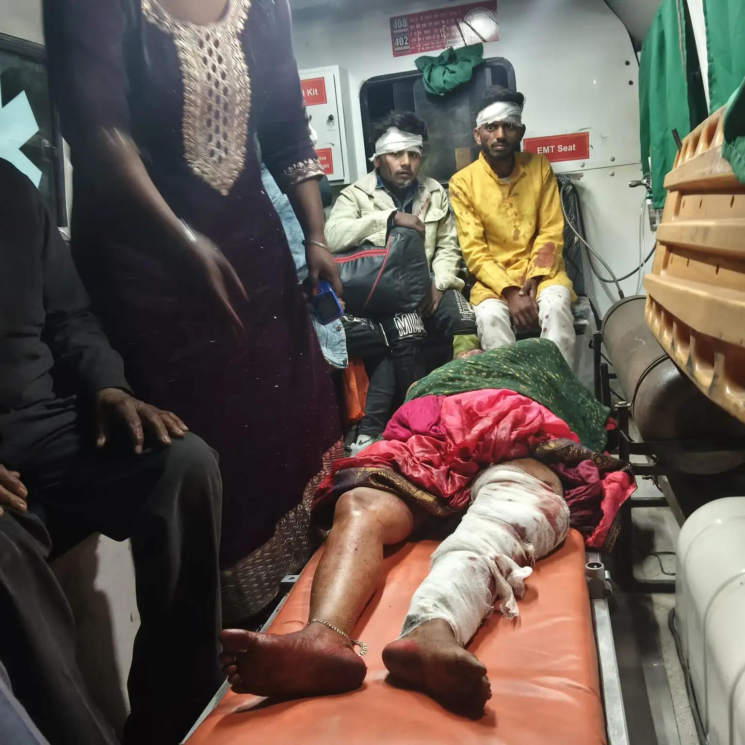 आगरा-लखनऊ एक्सप्रेसवे पर ट्रक से टकराई दो रोडवेज बसें, तीन की मौत और 31 यात्री घायल