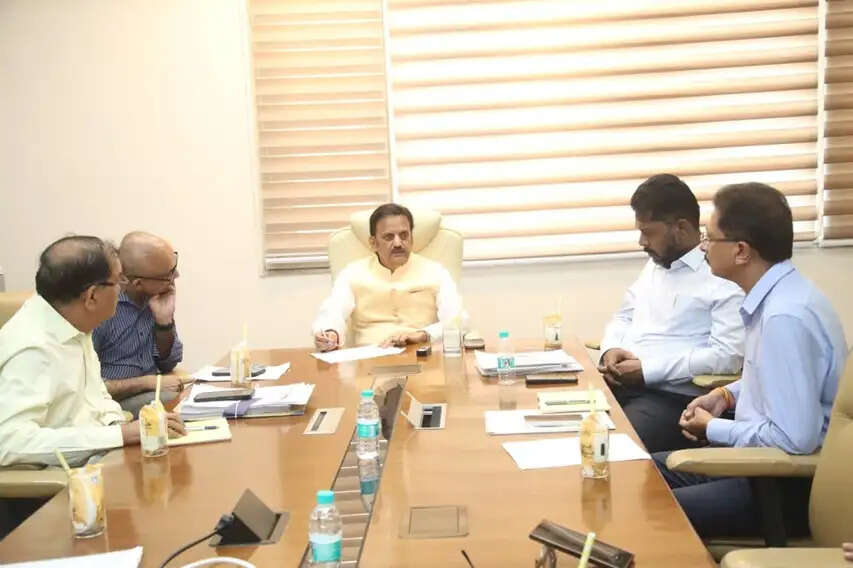 विभागीय अधिकारी और निर्माण एजेंसी आपसी समन्वय से समय-सीमा में पूर्ण करें कार्य: उप मुख्यमंत्री शुक्ल