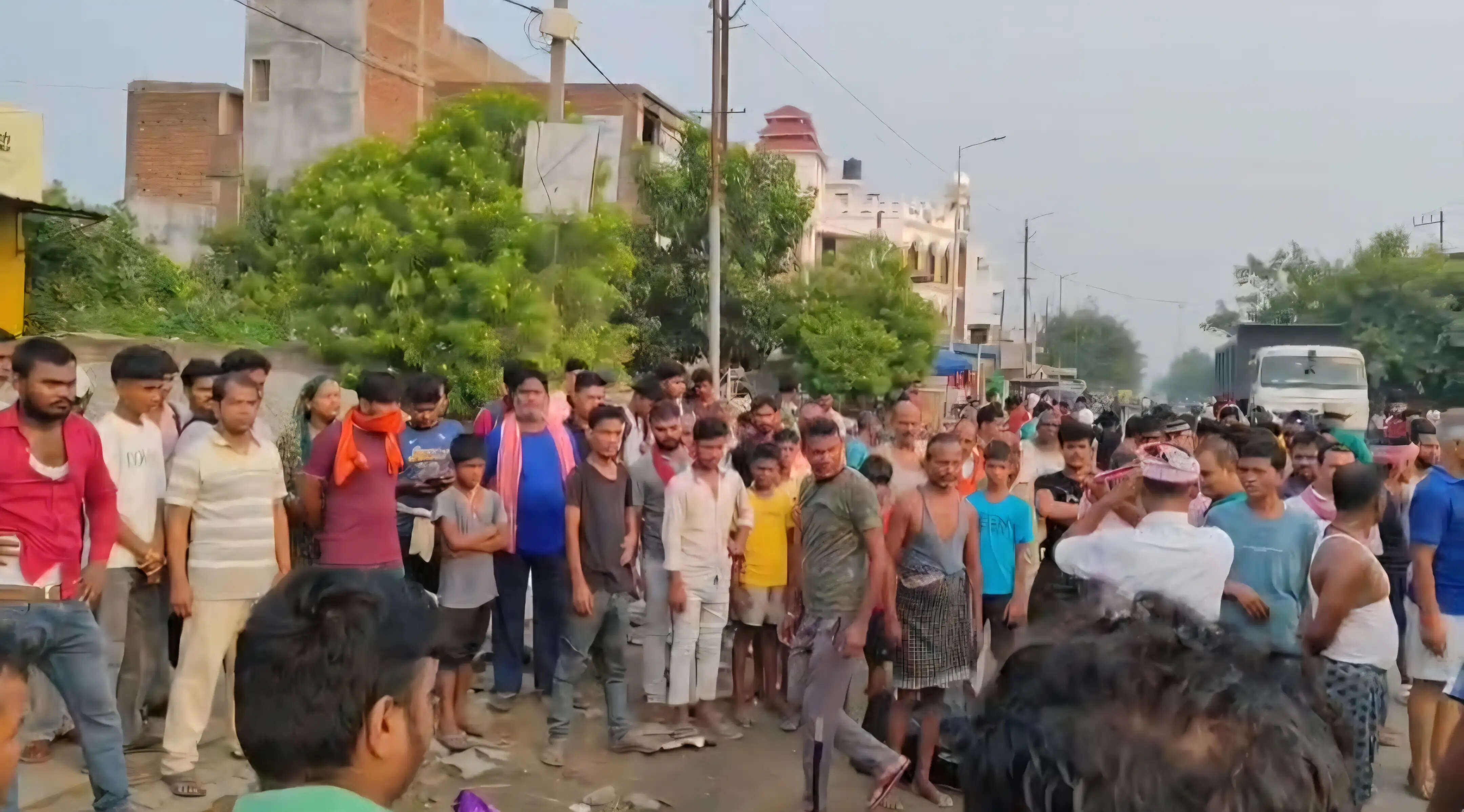 सारण जिले के दाउदपुर में ट्रक ने युवक को रौंदा, मौके पर ही मौत
