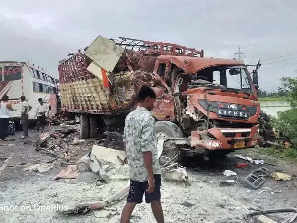 भिंड:&nbsp;ग्वालियर-इटावा हाईवे पर&nbsp;गैस सिलेंडरों से भरे ट्रक से भिड़ी&nbsp;स्लीपर बस, एक महिला की मौत