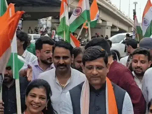 देशभक्ति के रंग में रंगा&nbsp;मध्यप्रदेश: ओंकारेश्वर में 151 नौकाओं की यात्रा,&nbsp;इंदौर में गूंजा वंदे मातरम्