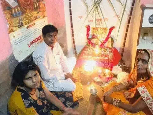 कारोबारी ने पत्नी-बेटी संग जहर खाया, तीनों की मौत