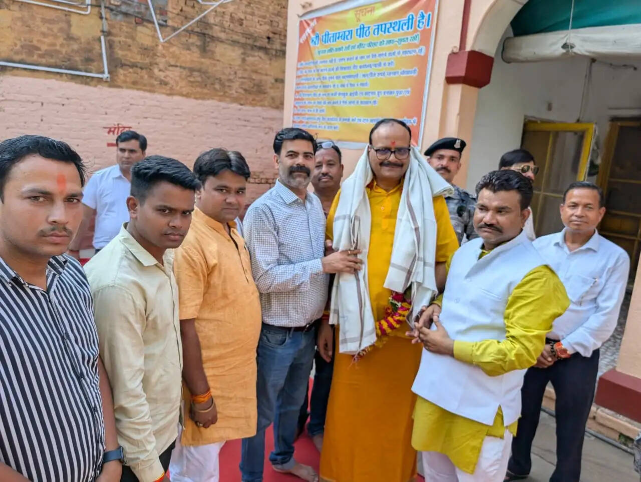 दतियाः यूपी के उप मुख्यमंत्री बृजेश पाठक ने पीतांबरा पीठ पर किए दर्शन, कार्यकर्ताओं ने किया स्वागत
