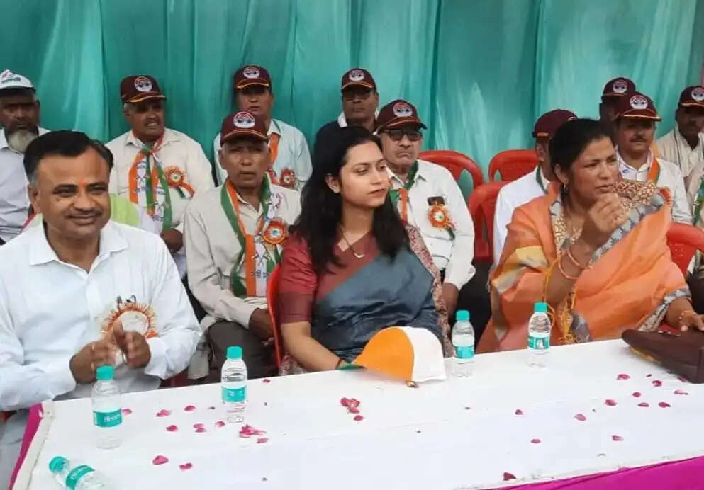 सेना के सेवानिवृत्त जवानों को सम्मानित कर शहीद स्मारक स्थल बनाने की मांग