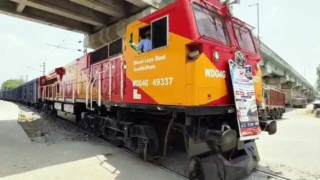 पश्चिम रेलवे ने मसाला ढुलाई में बनाया नया रिकॉर्ड, महेसाणा से असम के लिए पहली रेक रवाना