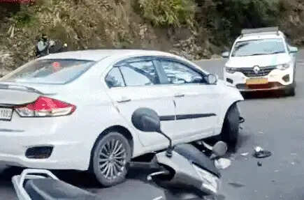 भवाली-नैनी बैंड बाईपास पर सड़क दुर्घटना, युवक गंभीर घायल