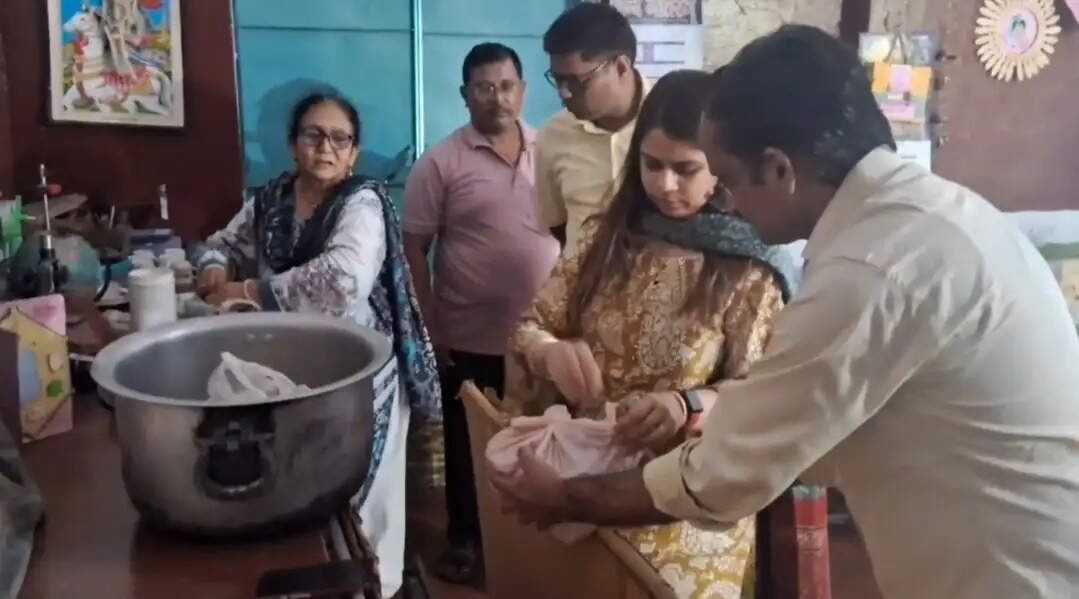 जिलाधिकारी ने माध्यमिक विद्यालय तैमूरपुर का किया औचक निरीक्षण, छात्राें की संख्या अत्यंत कम हाेने पर व्यक्त की नाराजगी