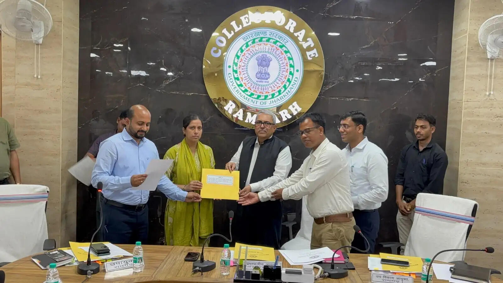 समाहरणालय में खुला सहायता केंद्र, दिव्यांग और वृद्धों के बीच बंटी परिसंपत्ति