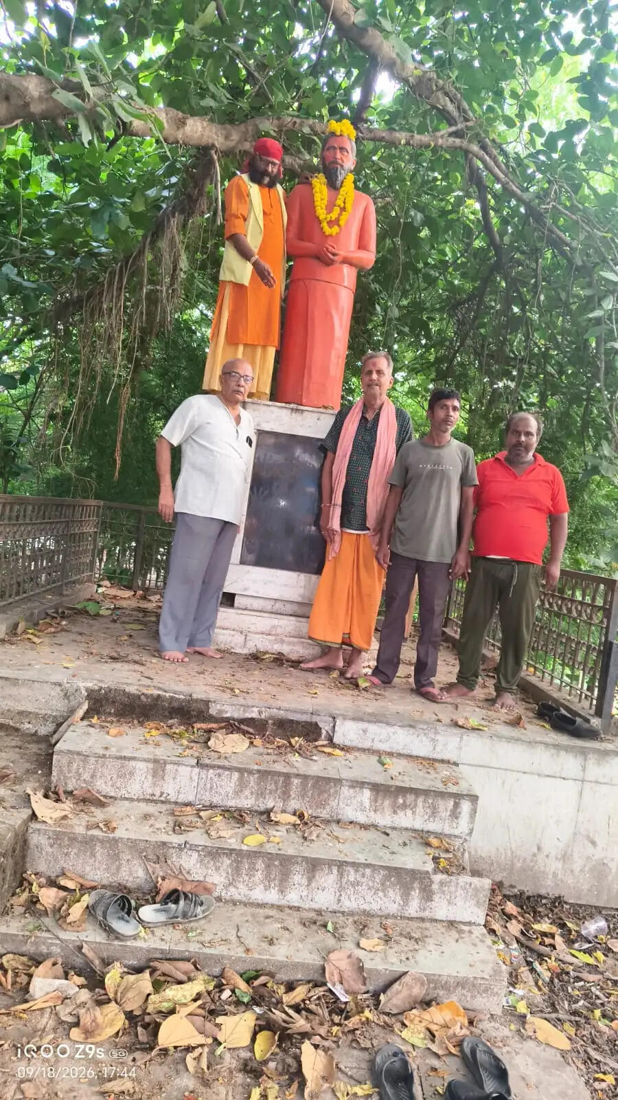 गुमनामी में महाकवि निराला की आदमकद प्रतिमा, पार्क में फैली गंदगी से साहित्यकारों में रोष