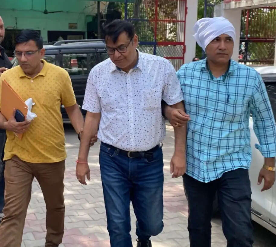 बागपत जिला पूर्ति अधिकारी 40 हजार की रिश्वत लेते गिरफ्तार
