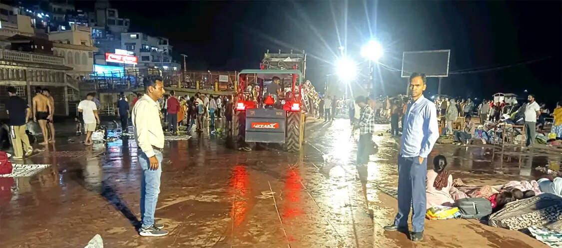 सोमवती अमावस्या स्नान के बाद रातभर चला सफाई अभियान, 90 ट्रैक्टर कूड़ा हटाया