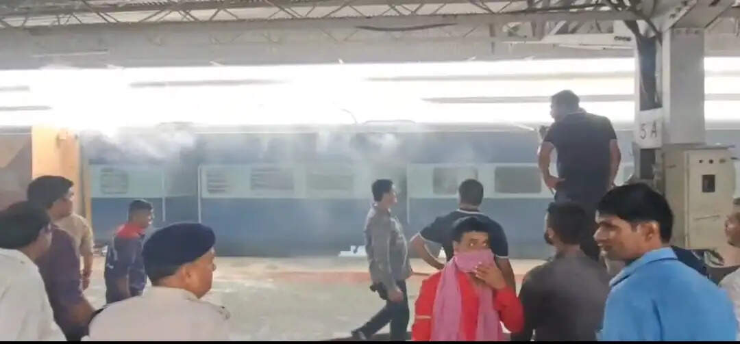 जबलपुर : रेल्वे प्लेटफार्म पर खड़े एसी कोच में लगी आग