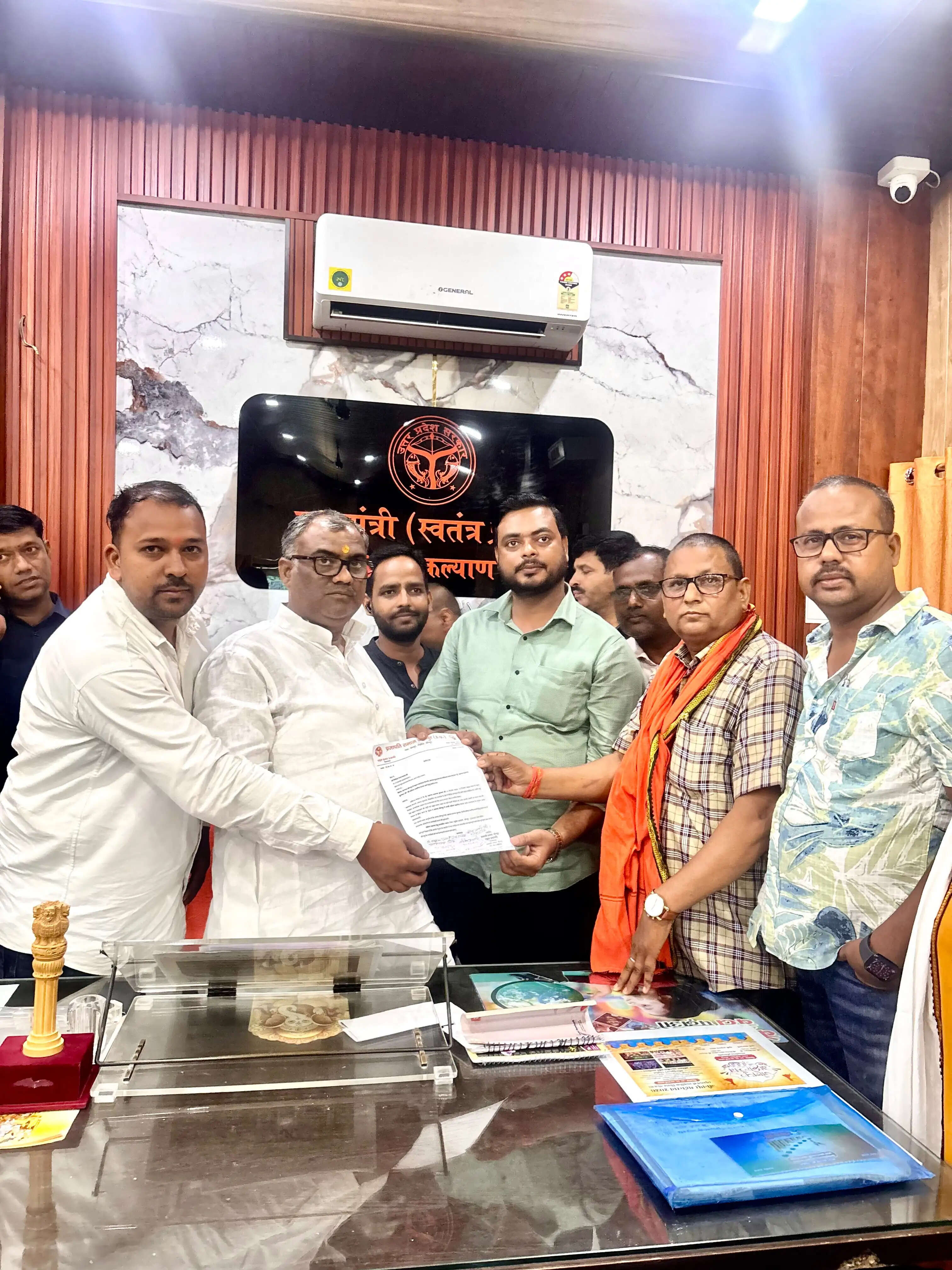 जौनपुर : रत्नप्पा भरमप्पा कुम्हार की प्रतिमा स्थापना की मांग, मंत्री गिरीश चंद्र यादव को प्रतिनिधिमंडल ने सौंपा ज्ञापन
