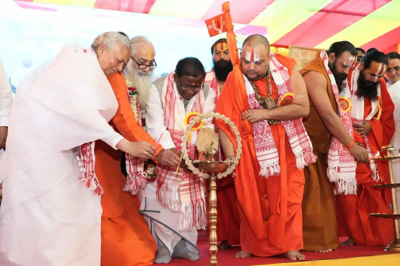 गुवाहाटी में संत महासम्मेलन में शामिल हुए राज्यपाल, बोले- शांतिपूर्ण समाज की नींव है आध्यात्मिक ज्ञान