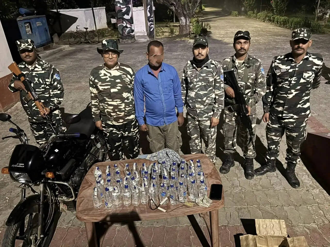भारत-नेपाल सीमा पर 14.4 लीटर नेपाली शराब के साथ एक गिरफ्तार, बाइक व नकदी जब्त