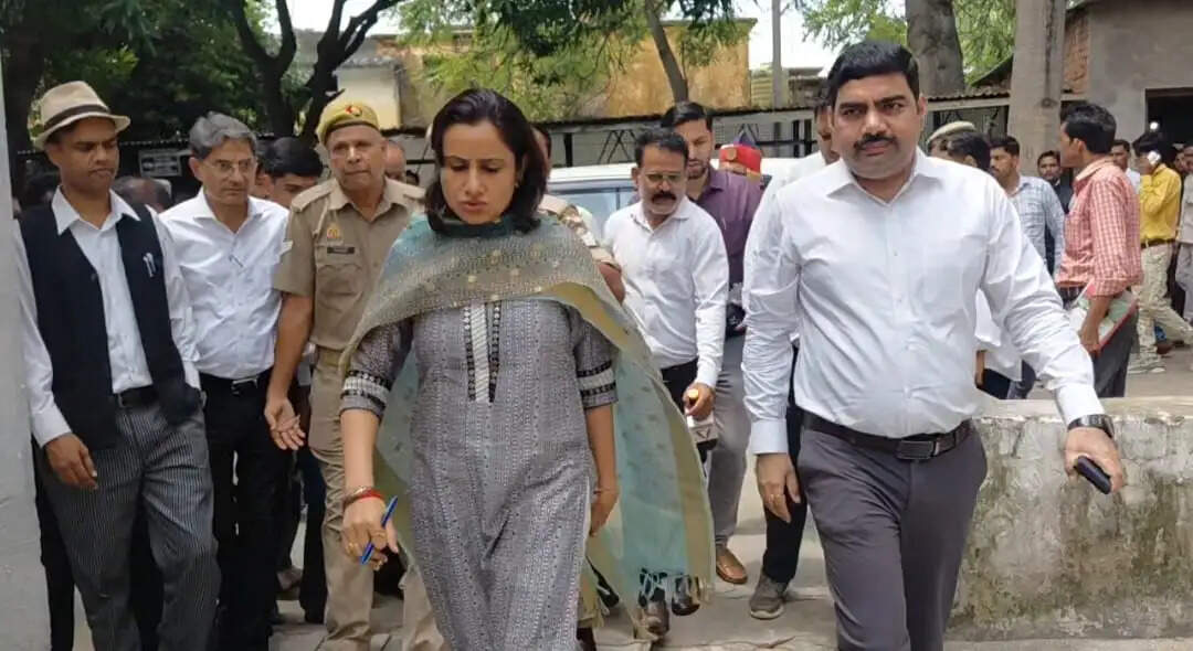 फर्रुखाबाद: जिलाधिकारी ने जन प्रतिनिधियों के साथ स्ट्रांग रूम की देखी व्यवस्था