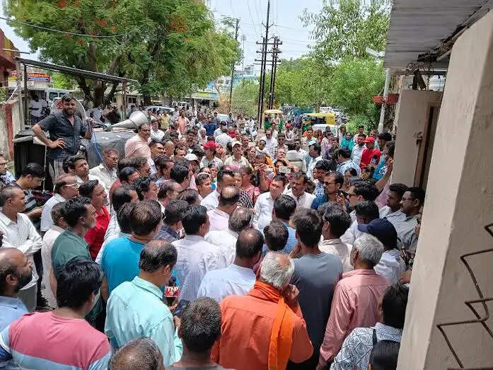 मंदसौर :&nbsp;स्मार्ट मीटरों के विरोध में सड़कों पर उतरे नागरिक बिजली बिलों में बढ़ोतरी का लगाया आरोप