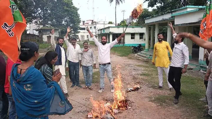 वंदे मातरम् विवाद को लेकर भाजयुमो का आक्रोश मार्च, कांग्रेस कार्यालय के बाहर पुतला दहन