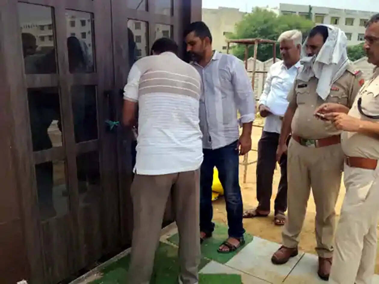हिसार में अवैध निर्माण पर डीटीपी का शिकंजा, हाईवे किनारे संचालित अवैध होटल सील