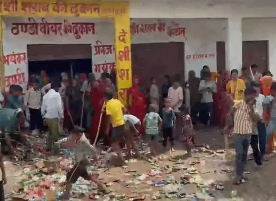 शराब ठेके पर महिलाओं का हंगामा, देशी व बीयर ठेके में की तोड़फोड़