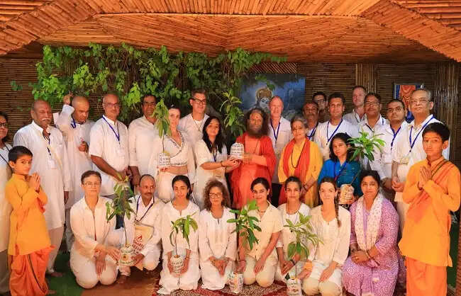 परमार्थ में वेदान्त योग कोर्स शुरू,साधकों ने लिया पर्यावरण संरक्षण का संकल्प