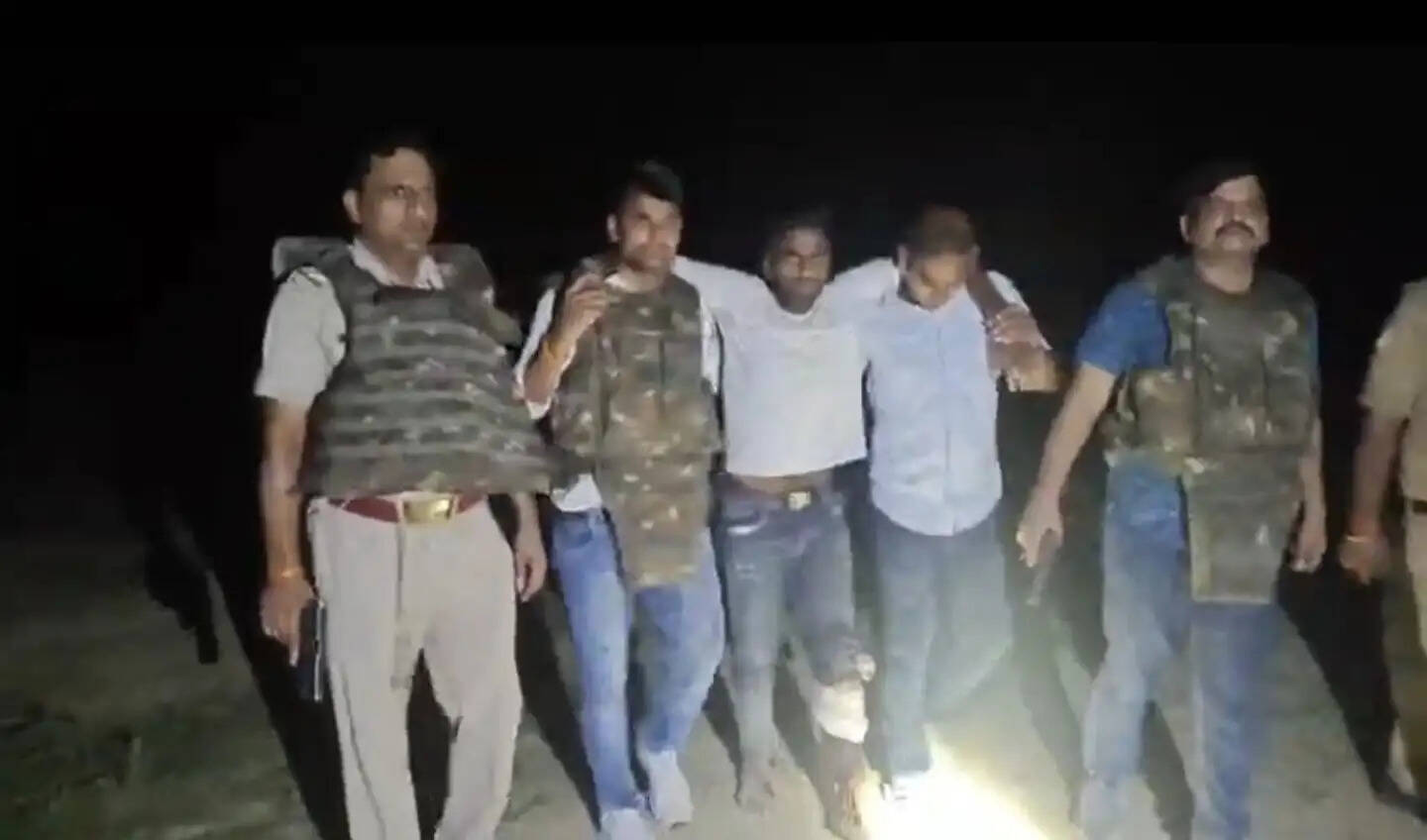 पुलिस मुठभेड़ में घायल समेत चार गिरफ्तार, गौकशी की साजिश नाकाम
