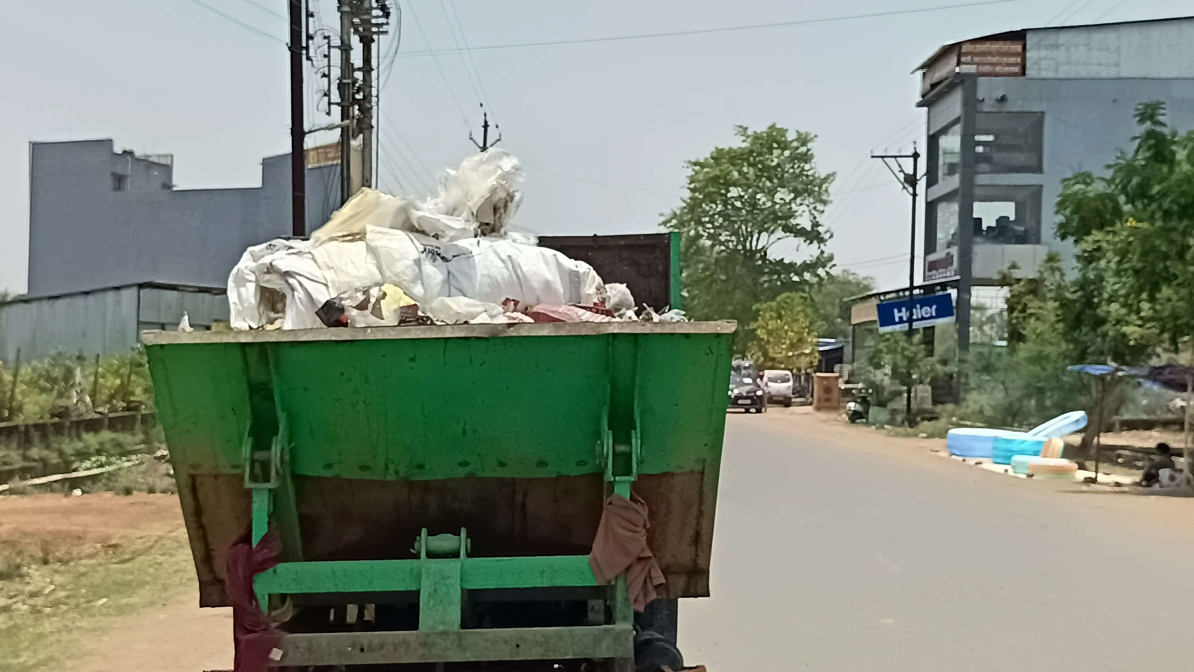 खुले में दौड़ रही नगर निगम की कचरा गाड़ियां, सड़क पर फैल रही गंदगी और बदबू