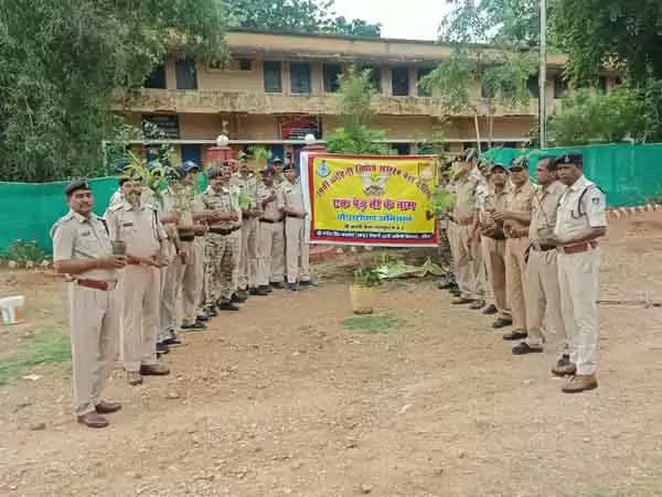 छतरपुर: 29वीं वाहिनी के सुरक्षा बलों ने पुलिस लाइन में किया पौधरोपण