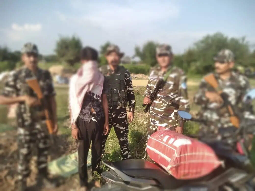 एसएसबी ने मानिकपुर गांव से तस्करी के गांजा के साथ बाइक सवार तस्कर को किया गिरफ्तार