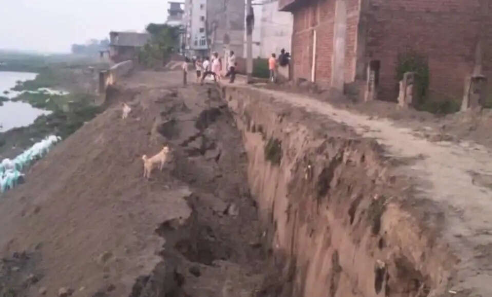 माणिक सरकार घाट के पास जमीन धंसी, कई मकानों में आई दरार