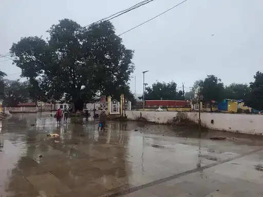 अनूपपुर: लौटते मानसून और चक्रवात से दिनभर होती रही रूक-रूक कर बारिश