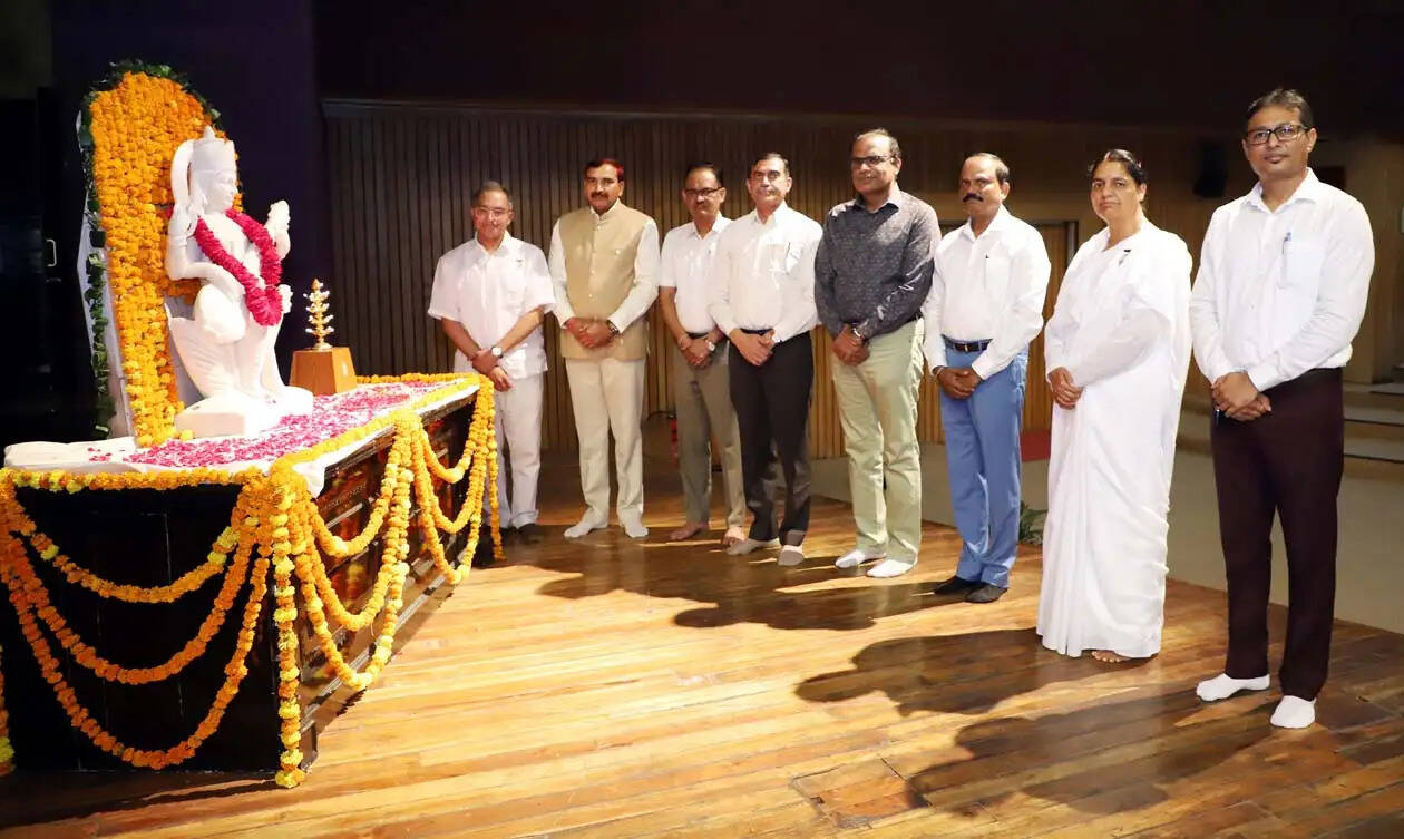 हिसार : सकारात्मक सोच, अनुशासन व स्वस्थ जीवनशैली से जीवन को बनाएं बेहतर : प्रो. मोहित गुप्ता