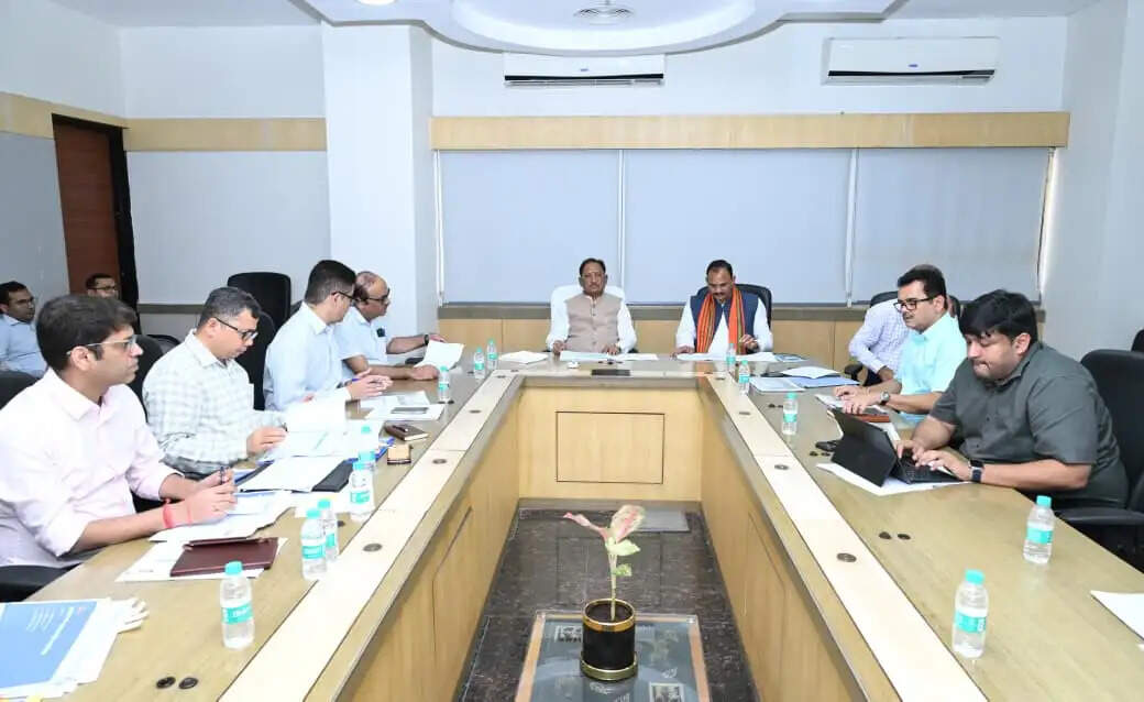 मुख्यमंत्री ने स्वास्थ्य व चिकित्सा शिक्षा विभाग के कामकाज की उच्चस्तरीय समीक्षा की