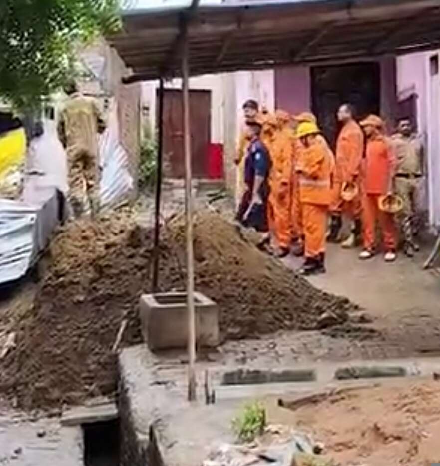 बारिश से बंद पड़ी बोरिंग धंसी, 20 फीट गहरे गड्ढे में गिरी युवती-रेस्क्यू जारी