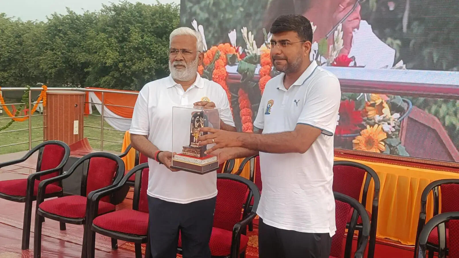 गाेरखपुर में प्रभारी मंत्री की उपस्थिति में हजारों लोगों ने किया सामूहिक योगाभ्यास
