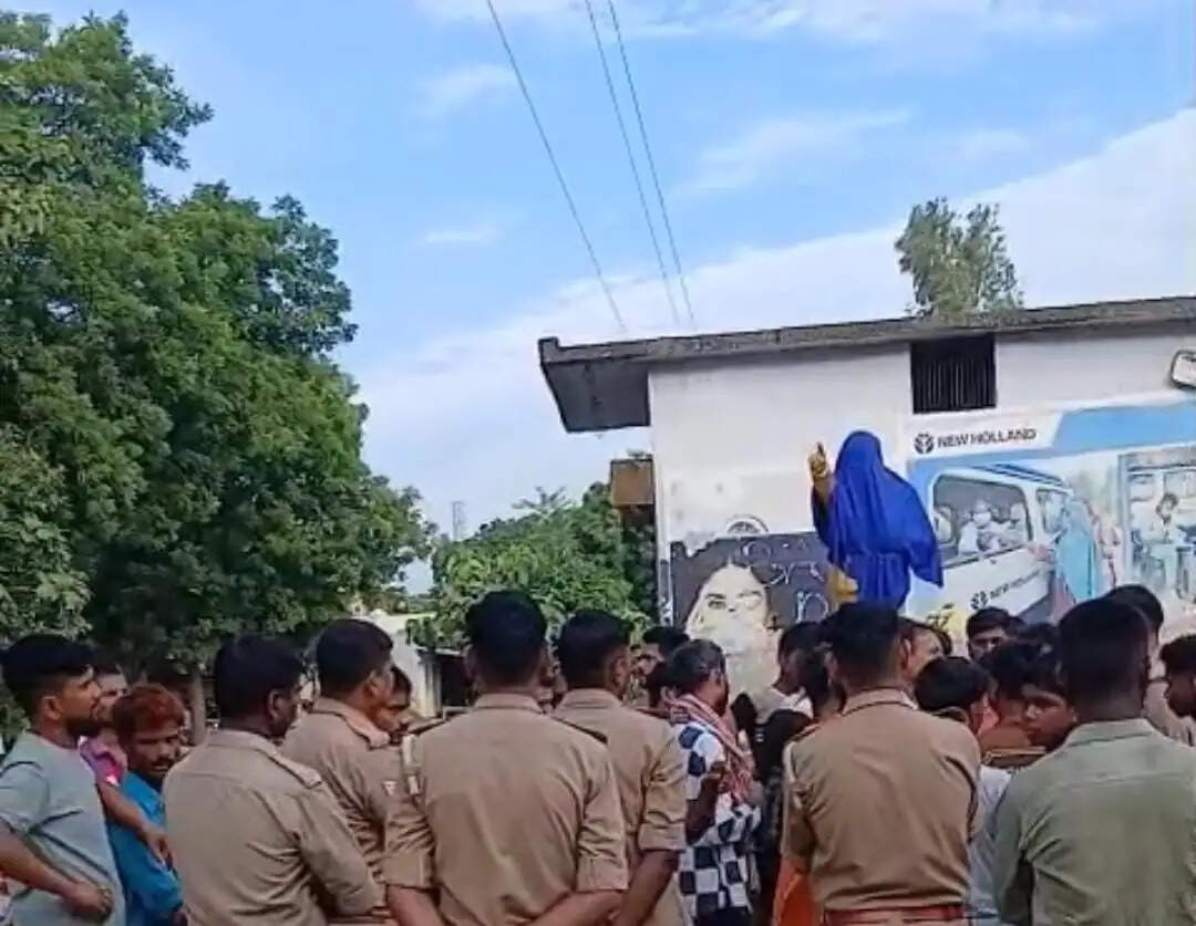 देवरिया में आंबेडकर प्रतिमा स्थापना को लेकर बवाल, पथराव में पुलिस और प्रशासनिक कर्मी घायल