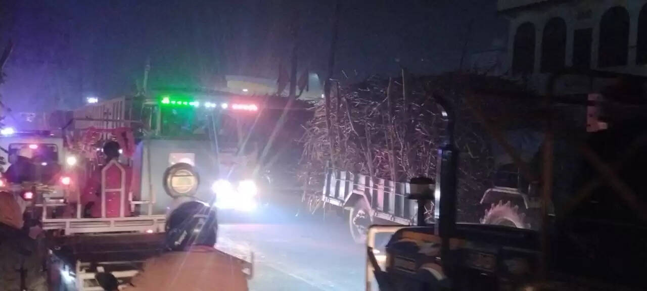 एनएच-727 पर तीन दिनों से जाम, गन्ना लदे ट्रॉलियों से यात्रा हुई मुश्किल